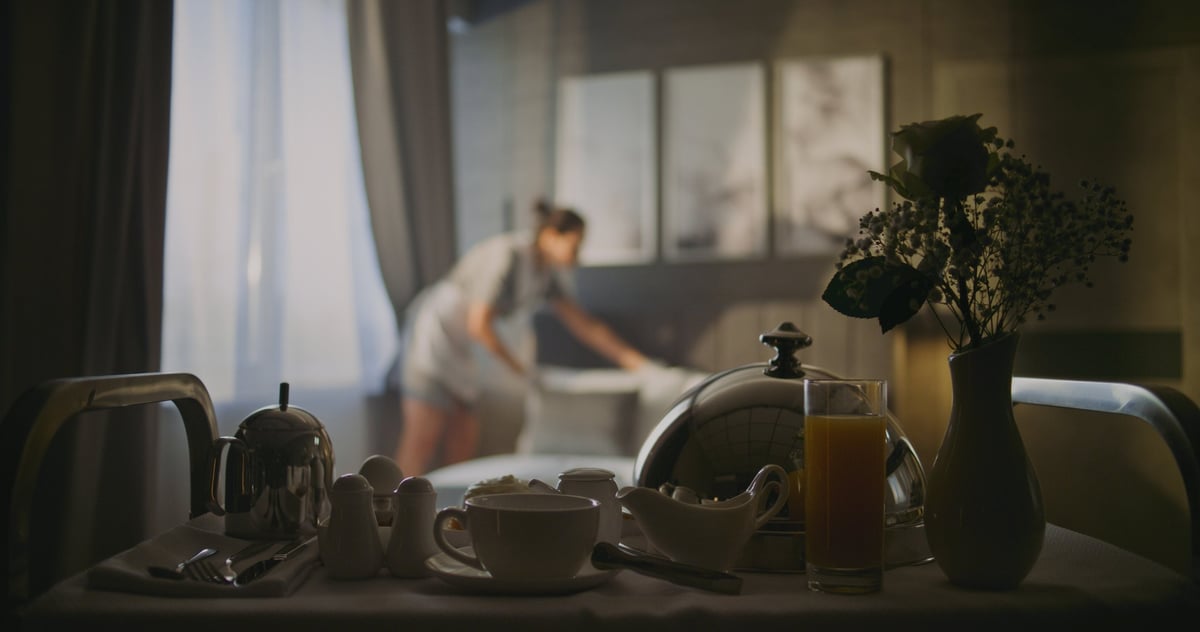 Midis Otel aile odası: kat hizmetleri yatağı hazırlarken kahvaltı servis arabası